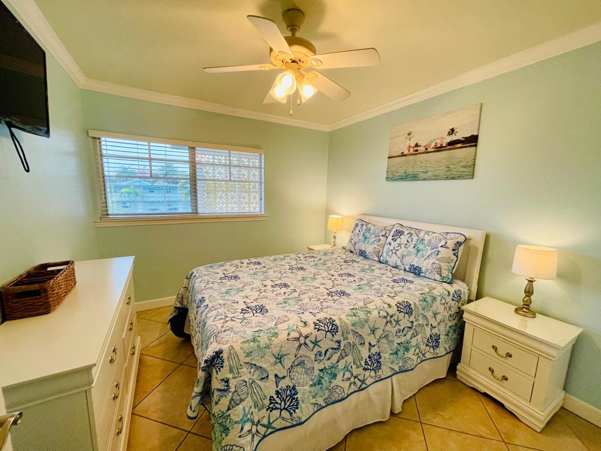 Gulf Coast Gem Private Condo - 2Bed, 1Bath, Sleeps 6, Across The Street From Beach & Gulf, Game Room, Pool Clearwater Beach Ngoại thất bức ảnh
